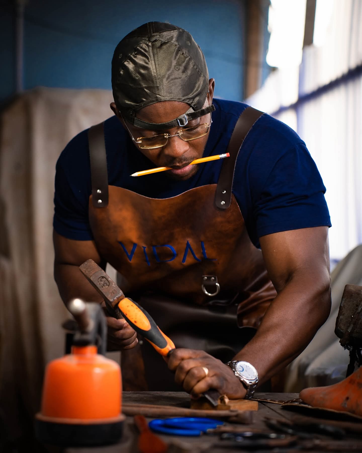 Vidal Kenmoé à l'établi — atelier de Douala